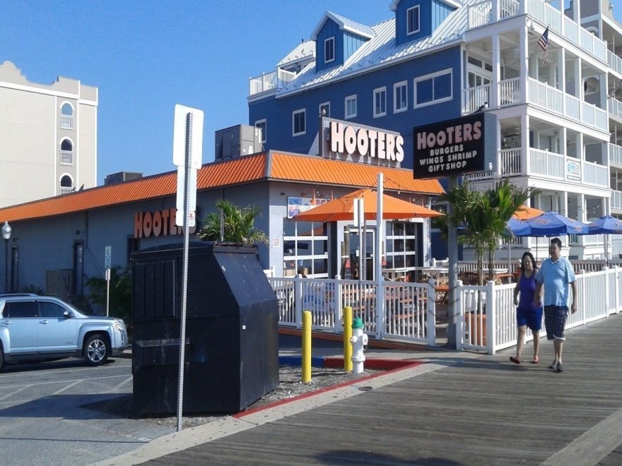 Hooters